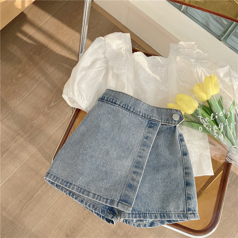 Short pollera de jeans con blusa blanca detalles de botones en la espalda