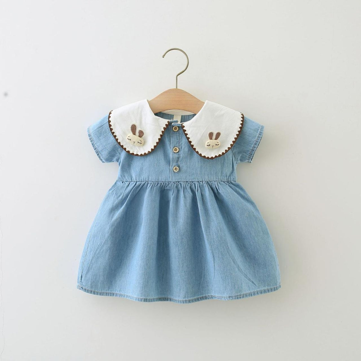 Vestido de jeans celeste azul con detalle de conejito en el cuello