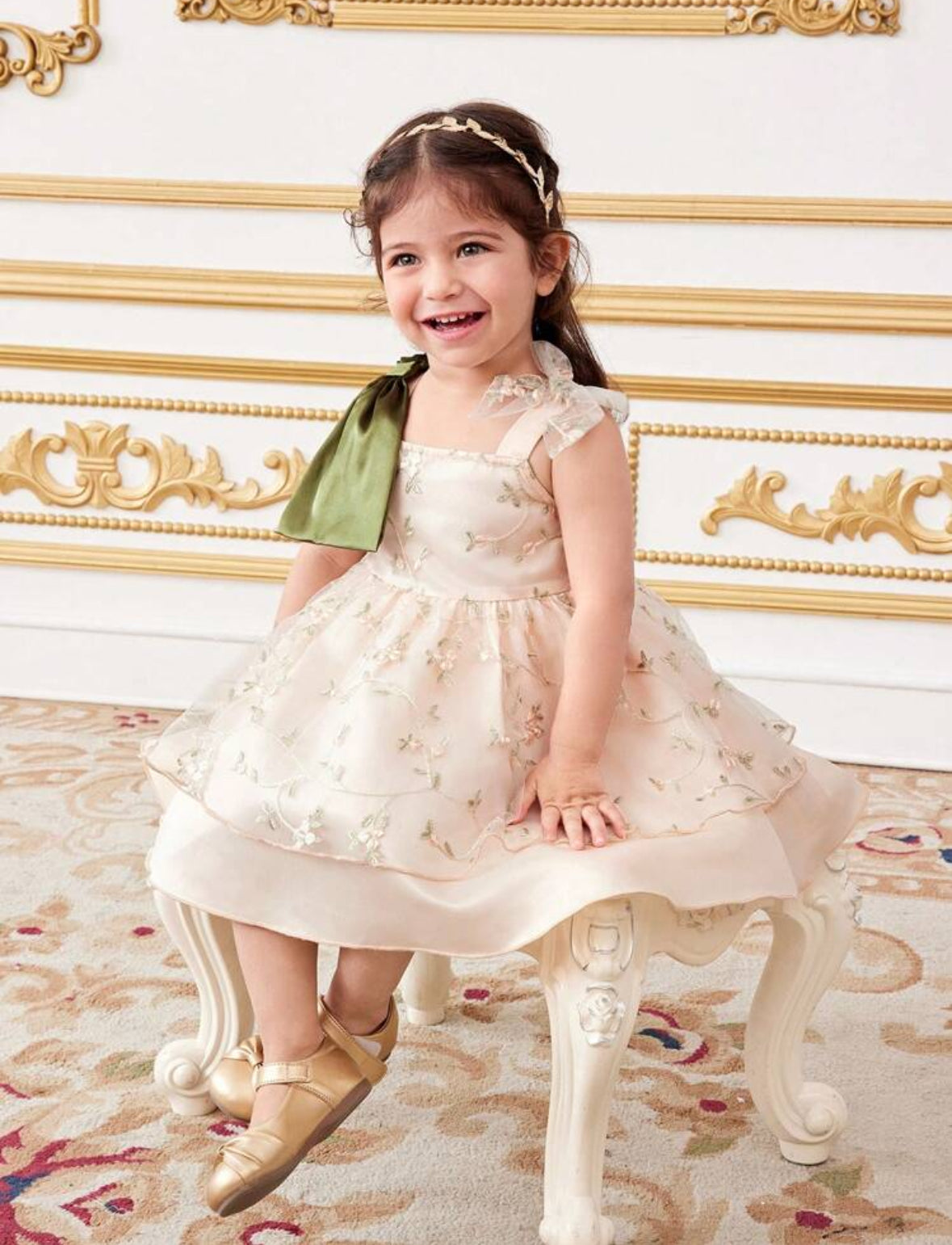 Vestido beige con detalles verde , moño grande en el hombro