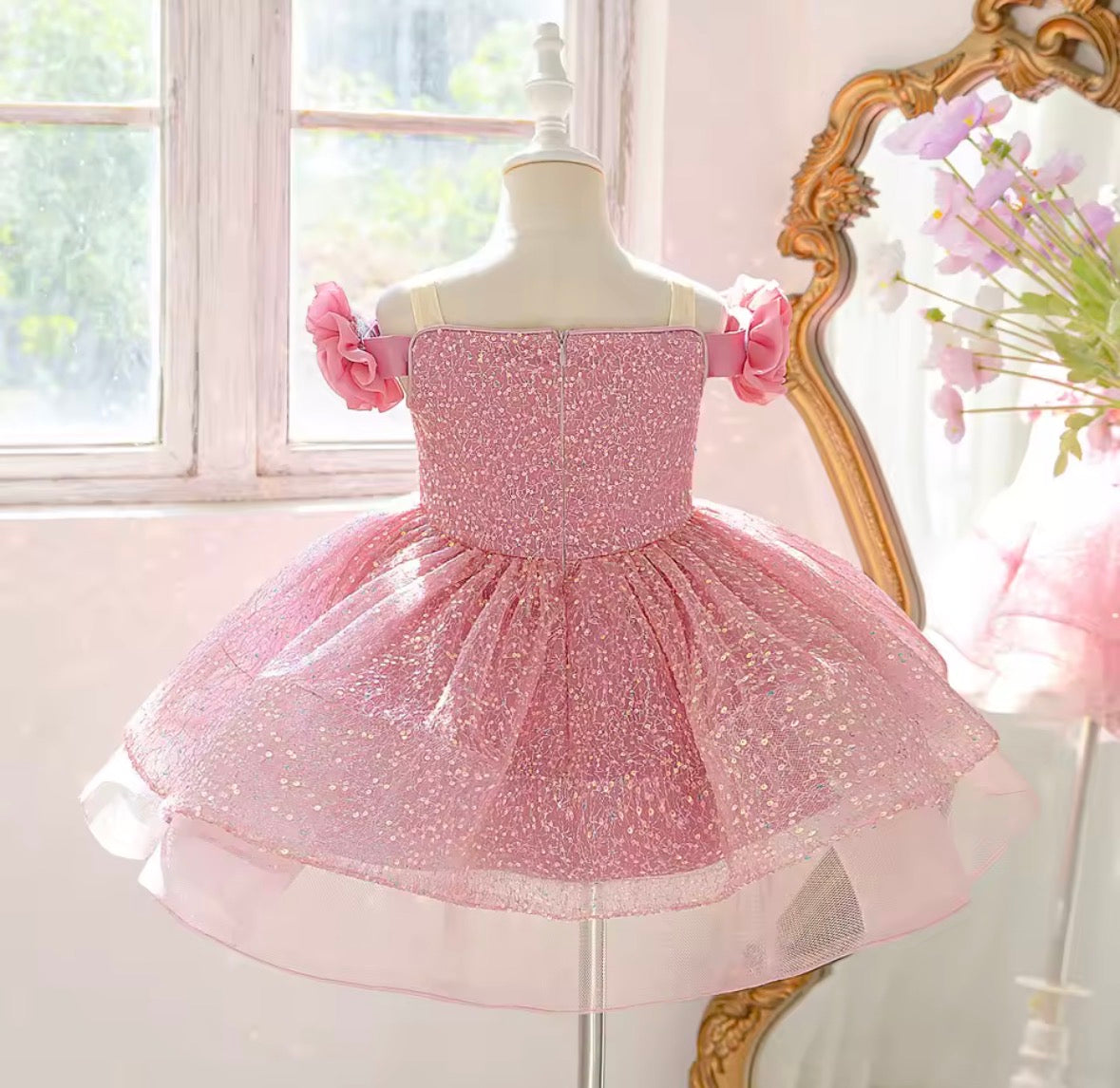 Vestido elegante rosa vieja con detalles de flores en 3D y lentejuelas