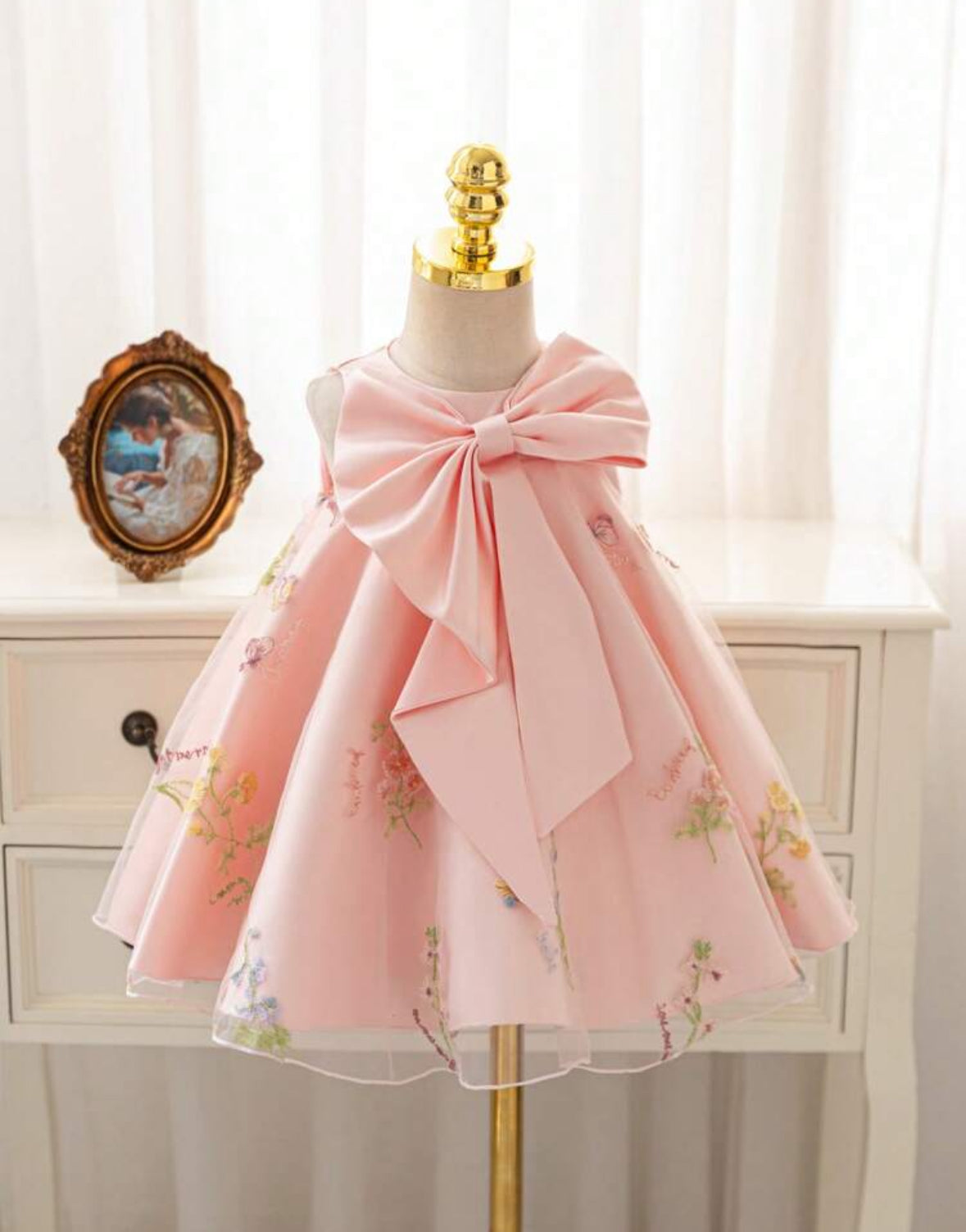 Vestido rosa con moño grande y flores bordados