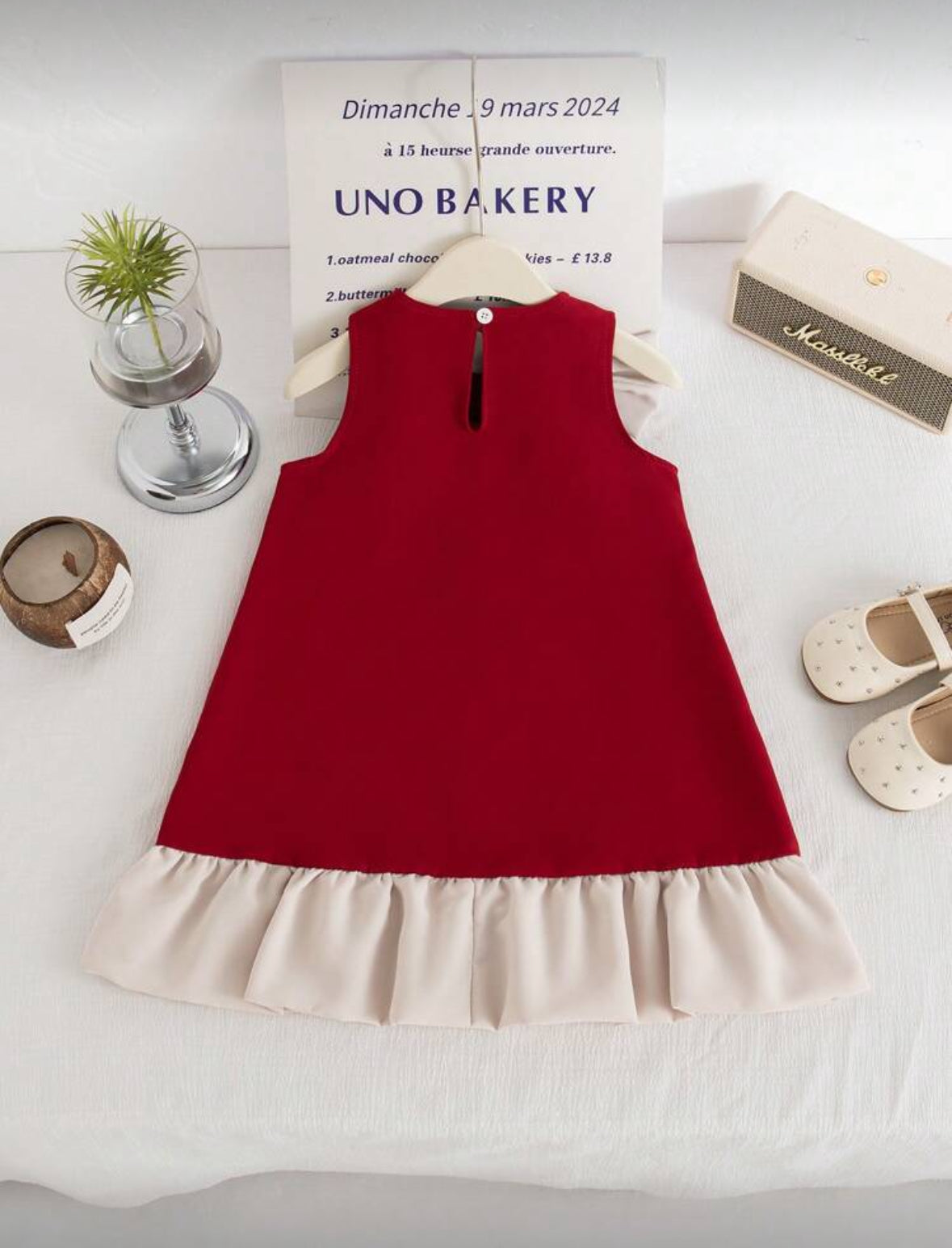 Vestido rojo con detalle en beige , perlas y moño en el cuello