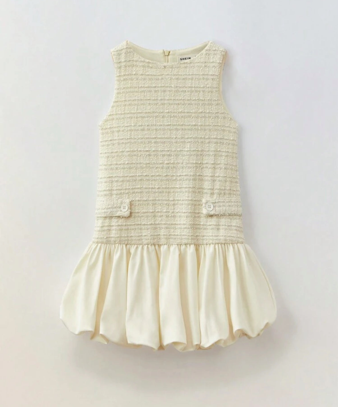 Vestido casual beige con falda estilo globo y detalle de bolsillo falso