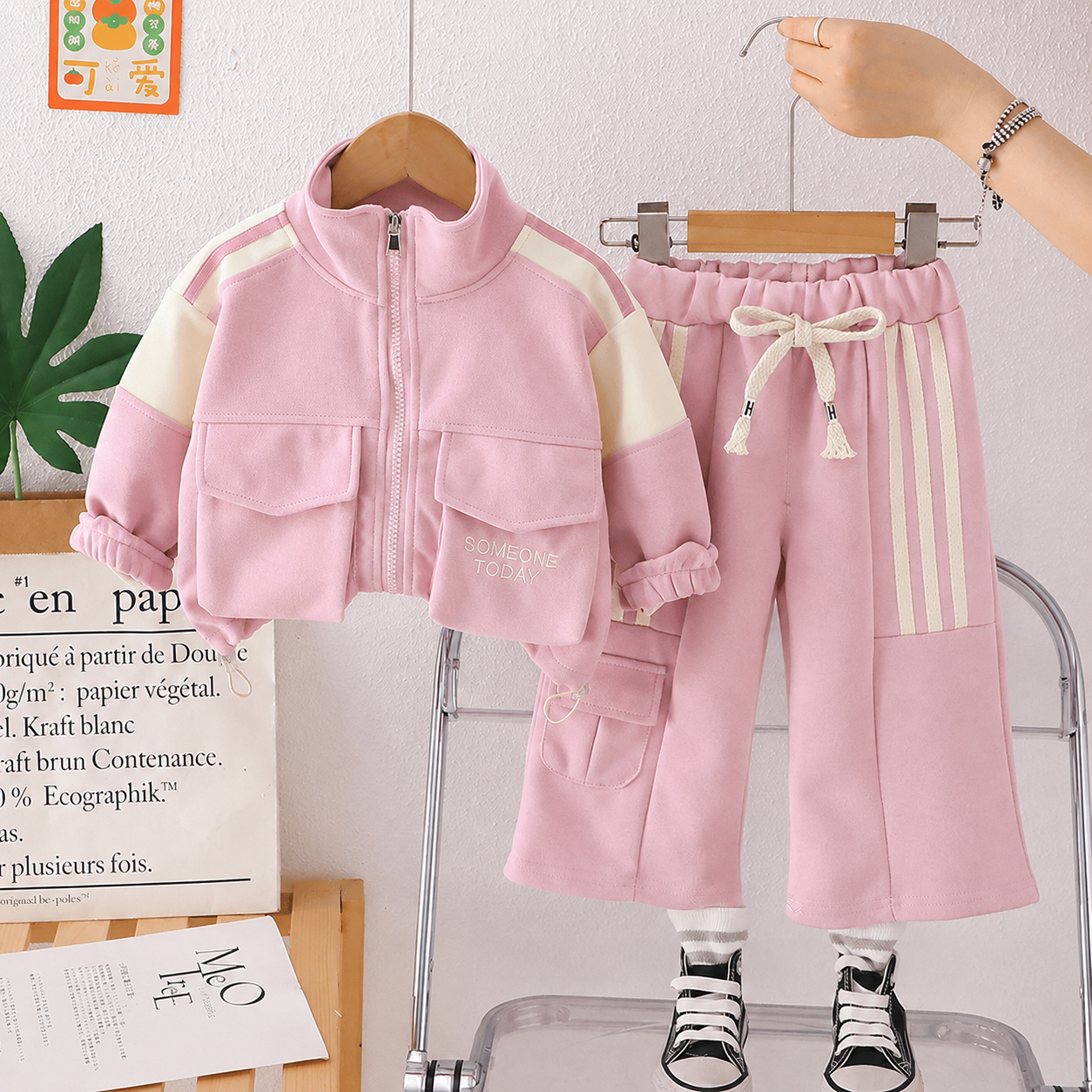 Conjunto pantalón más abrigo estilo deportivo color rosa soft
