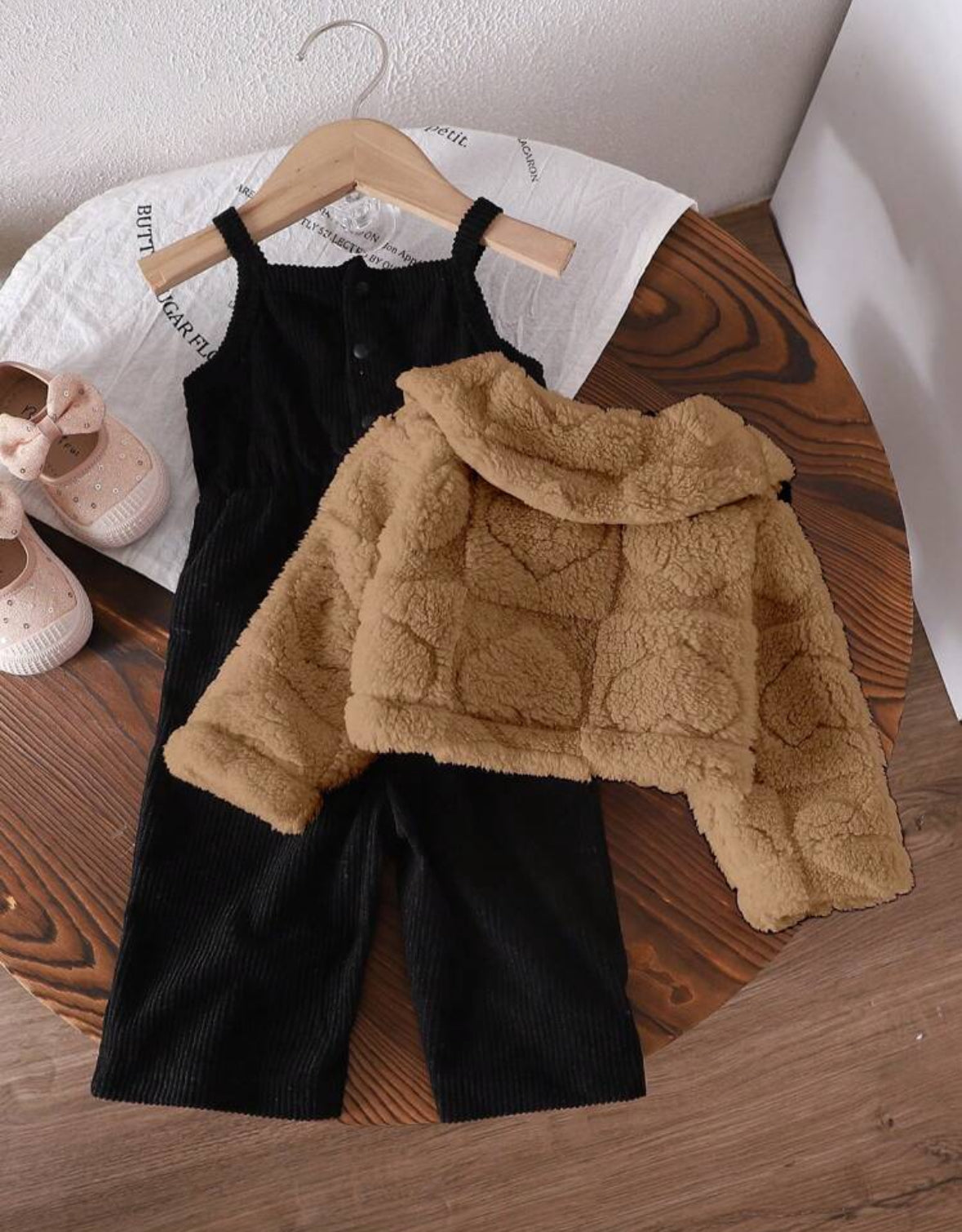 Conjunto enterizo negro más abrigo marrón
