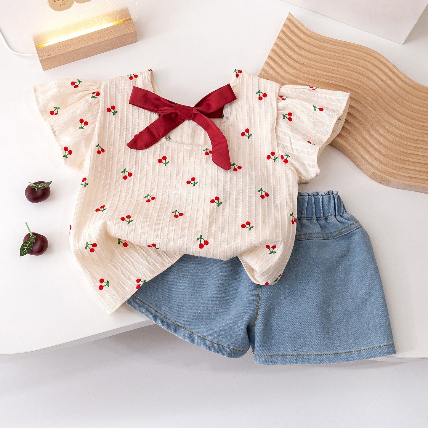 Conjunto short de jeans con remera diseño de cerezas
