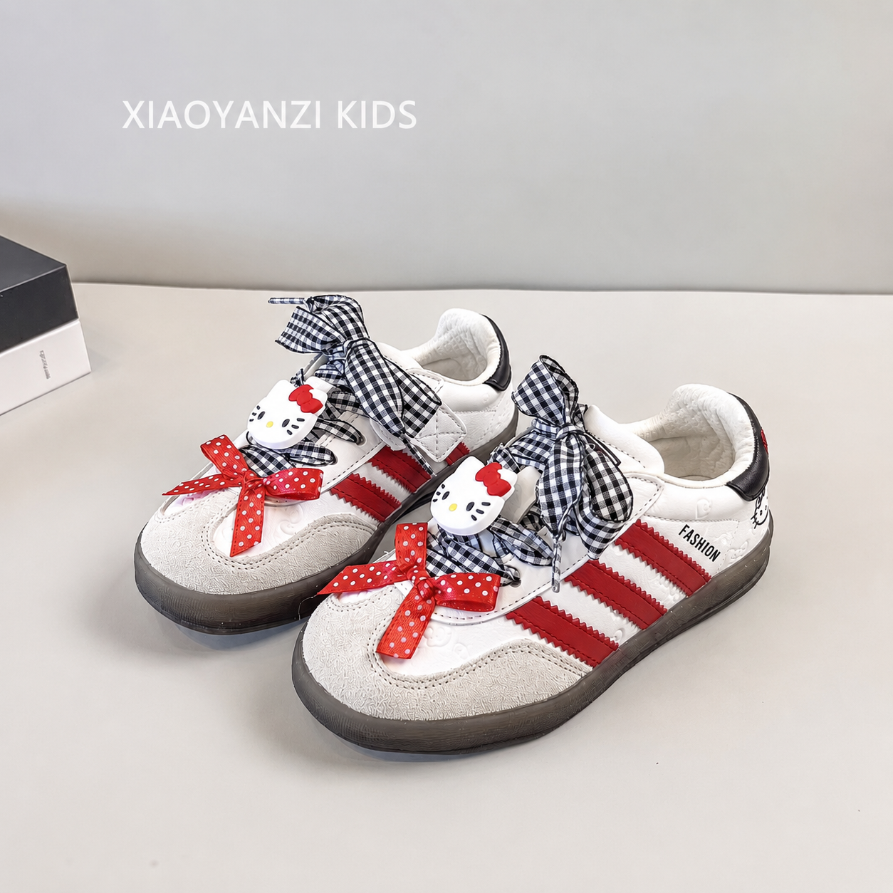 Tenis ( Champion ) estilo samba detalles de rayas rojas y Hello Kitty