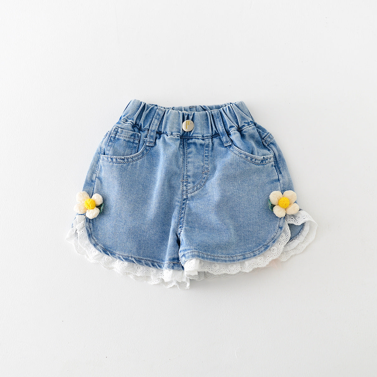 Short de jeans con detalle de flor blanca