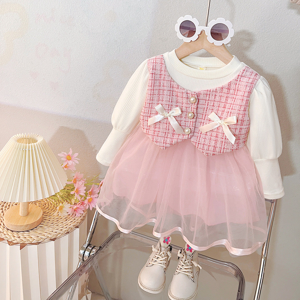 Vestido mangas largas rosa con detalle de manga abullonado y moños , mangas beige claro