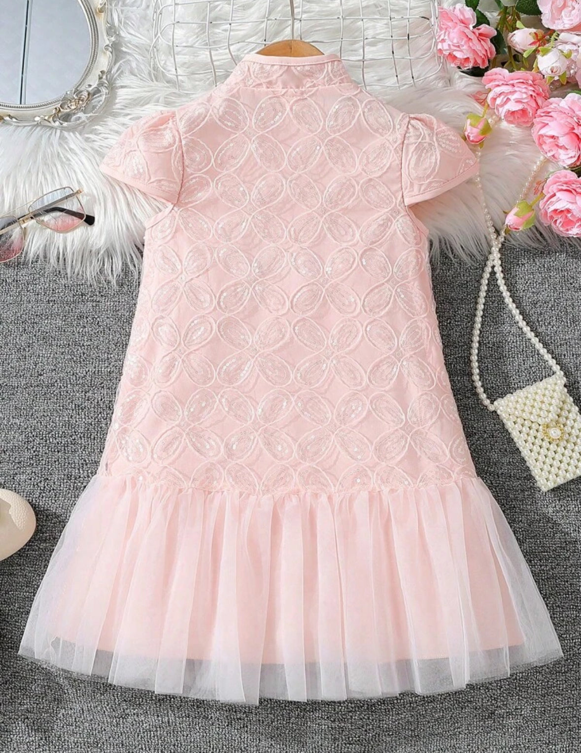 Vestido rosa cuello alto con detalle de lentejuelas y tul en la parte inferior