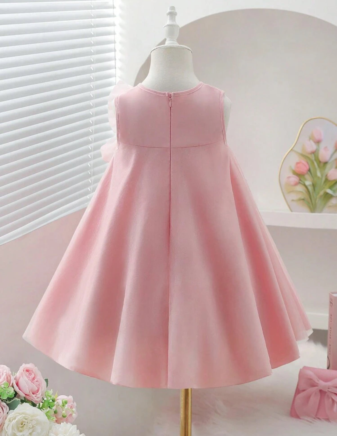 Vestido casual rosa con moño en el cuello