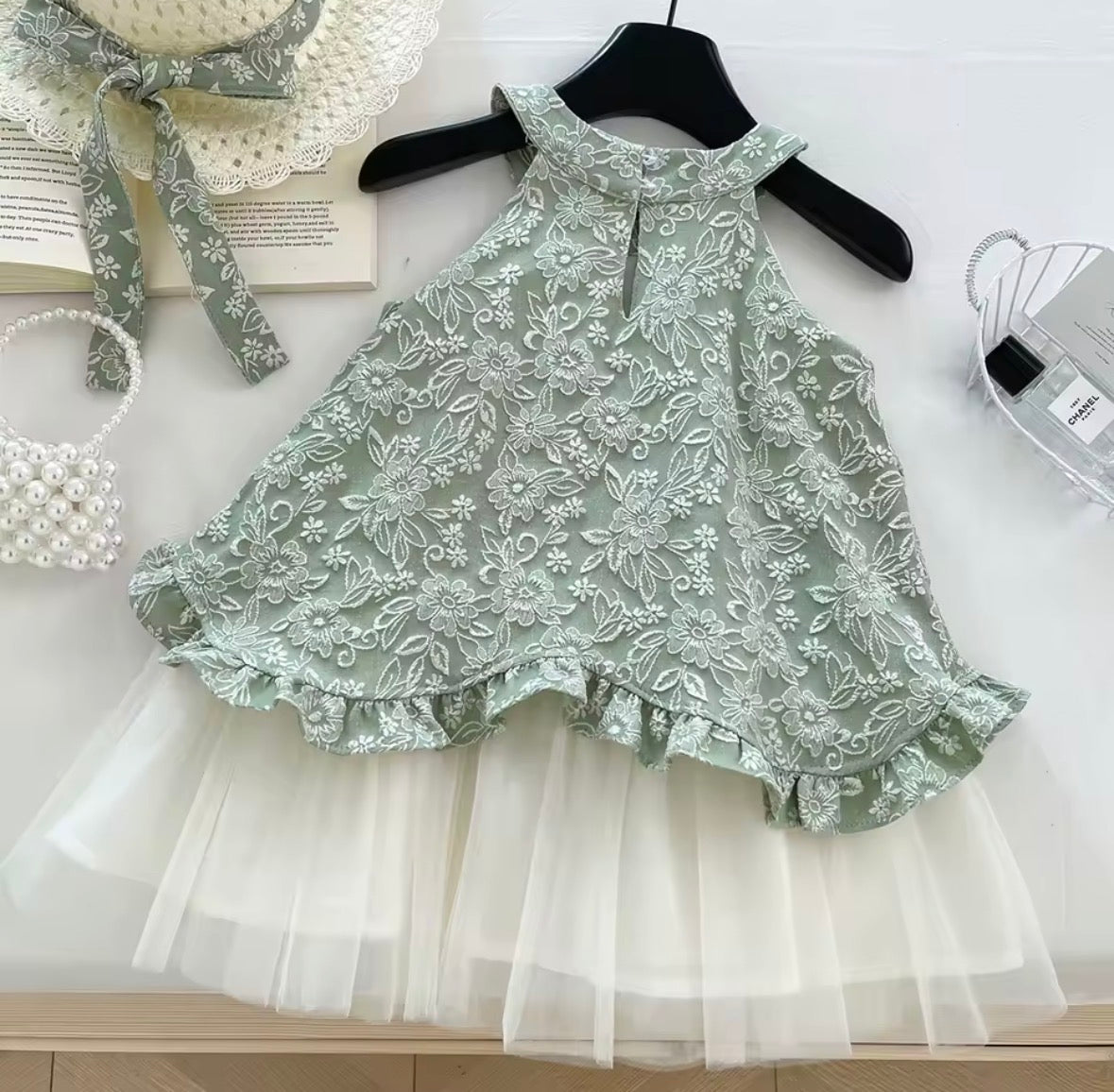 Vestido casual bicolor verde con detalles de bordados en blanco y falda de tul incluye sombrero