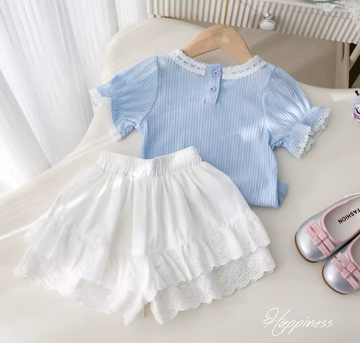 Conjunto short blanco con remera celeste
