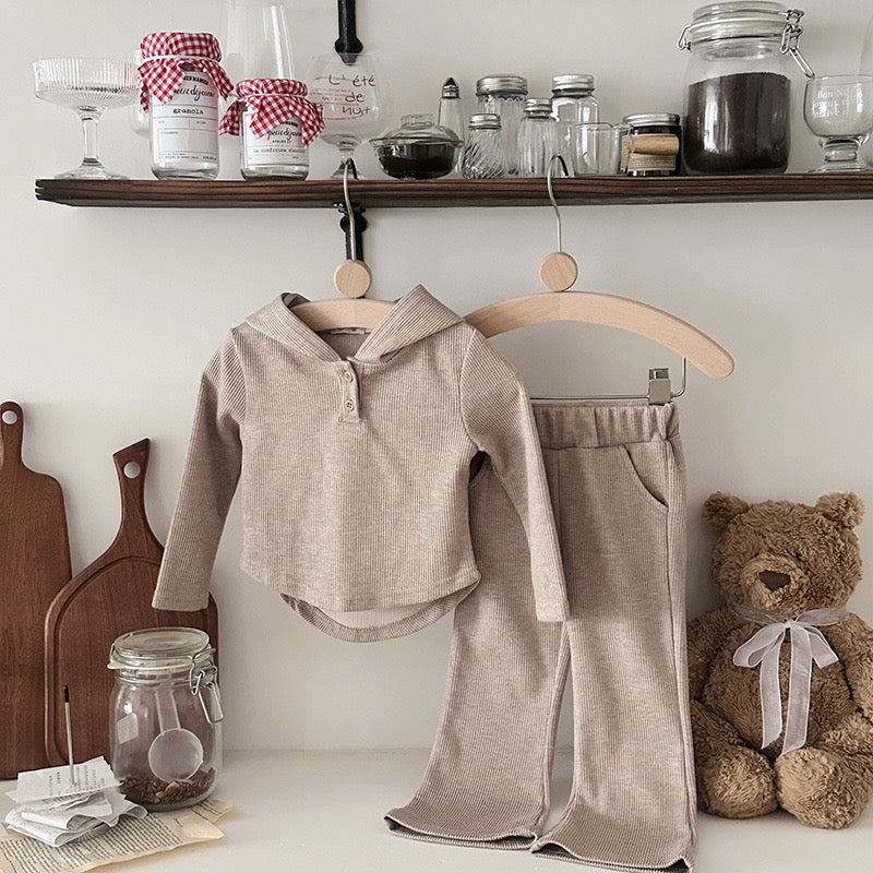Conjunto pantalón Oxford y mangas largas con capucha beige detalle de bolsillos