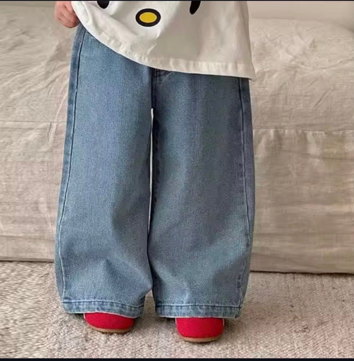 Pantalón de jeans azul , tipo overside detalles de hello Kitty en el bolsillo de atrás