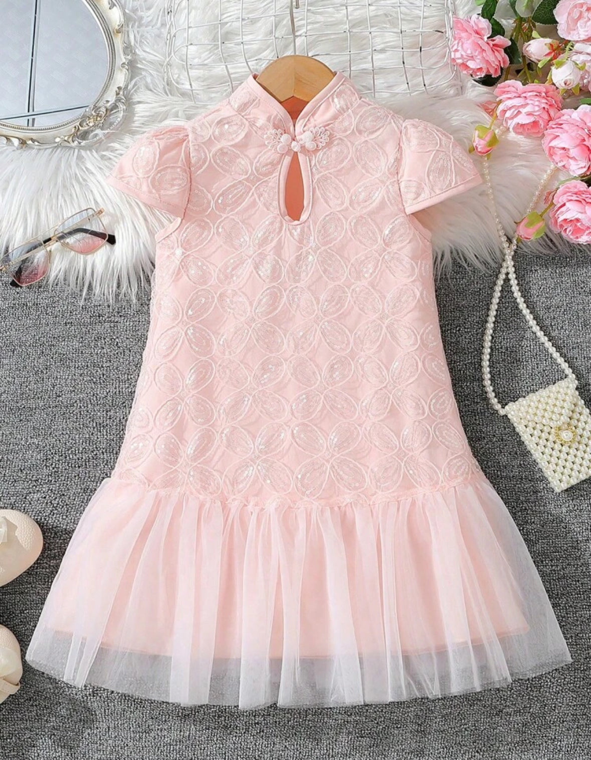 Vestido rosa cuello alto con detalle de lentejuelas y tul en la parte inferior