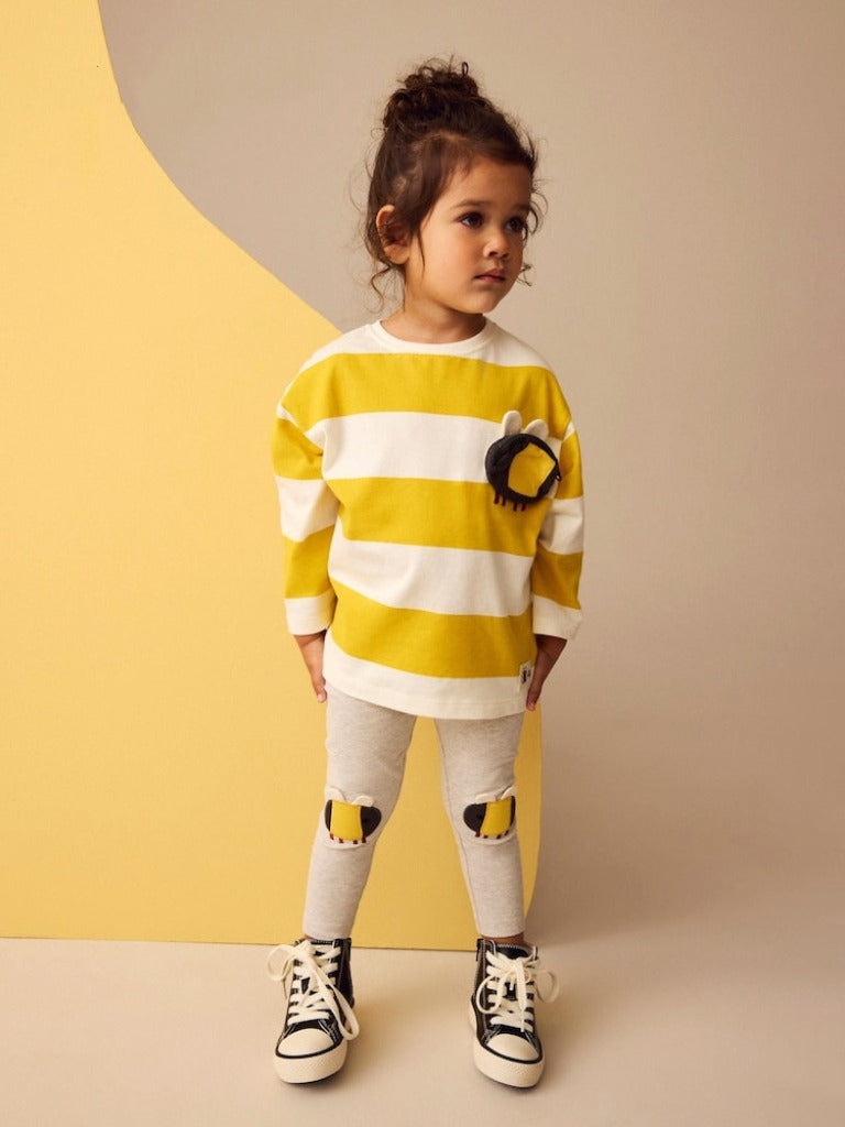 Conjunto de calza con mangas largas a rayas amarillo y gris con detalles de abejita ( la abeja del pecho es un bolsillo)