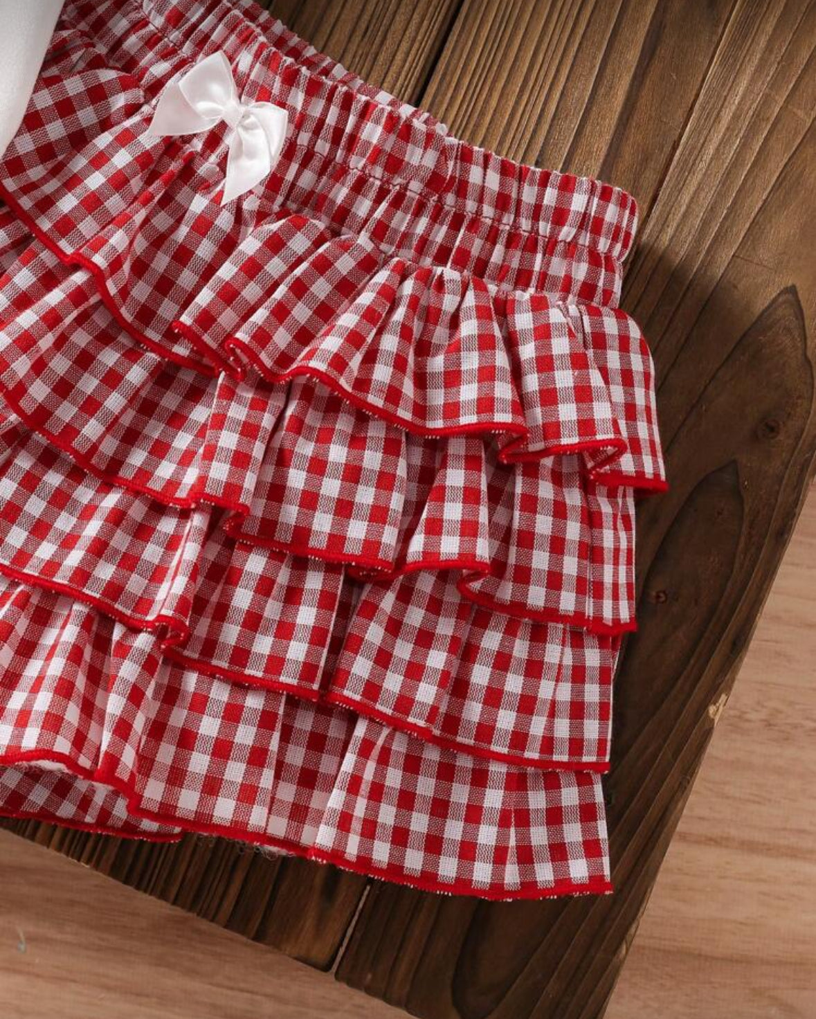 Conjunto short a cuadros rojo y blanco con remera detalle de cereza