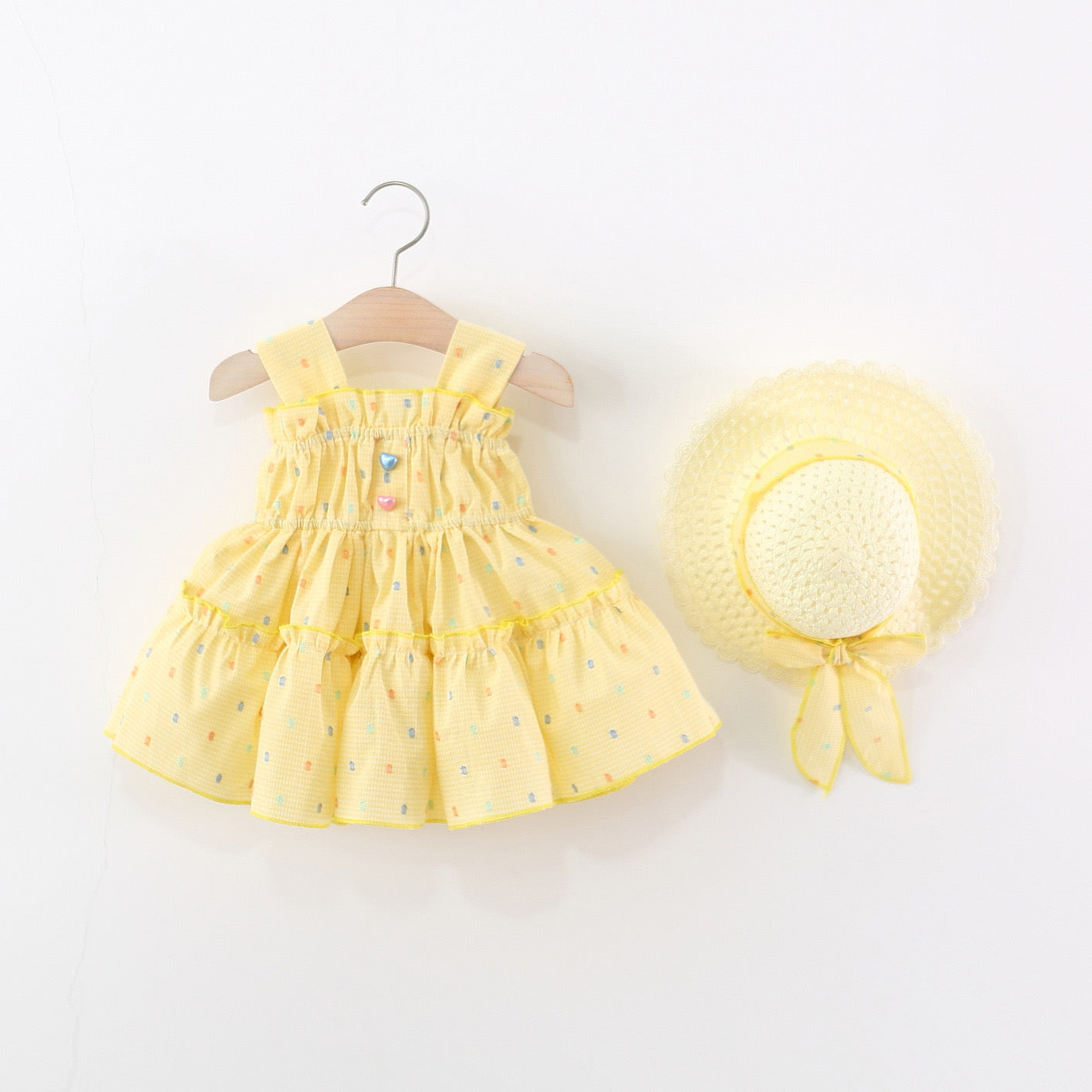 Vestido amarillo con sombrero detalle de motas