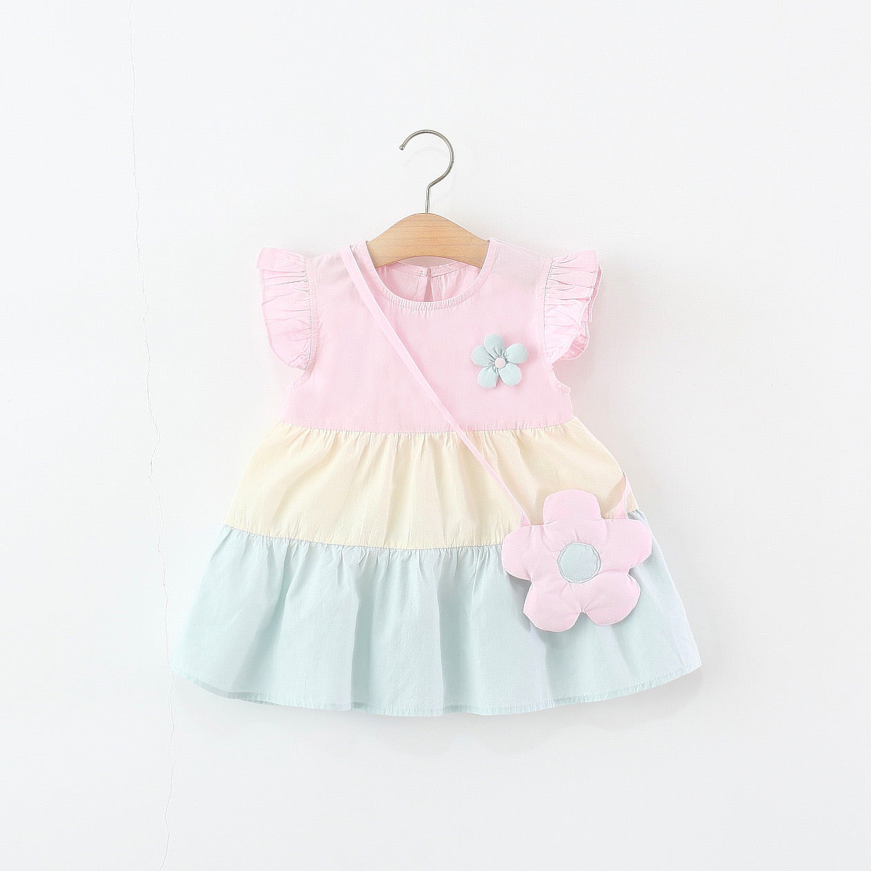 Vestido casual colorido con cartera de flor