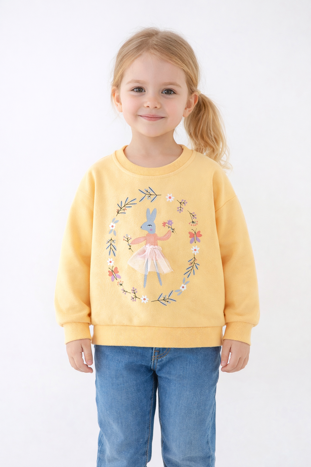 Abrigo suéter amarillo con detalle de conejito