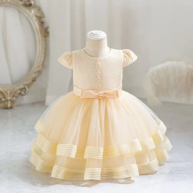 Vestido elegante color marfil , detalles de capas y plisado en el pecho con pelas y moño