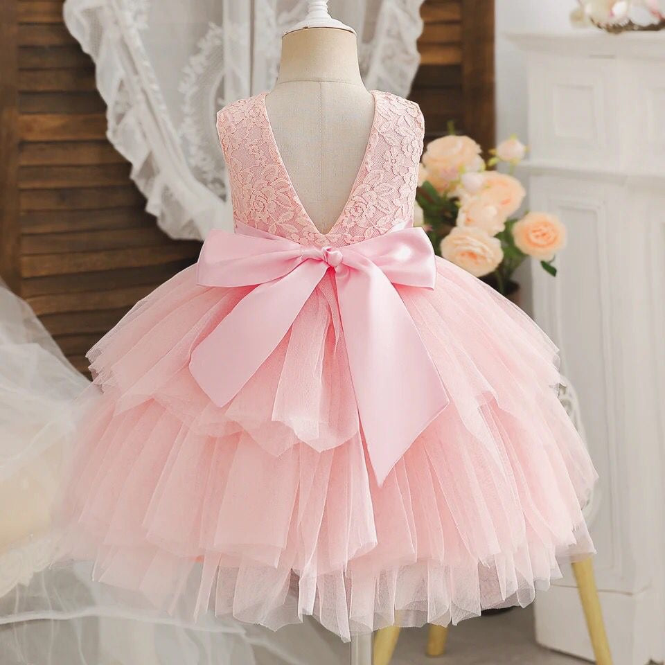 Vestido elegante para bebés rosa , con flecos y espalda baja