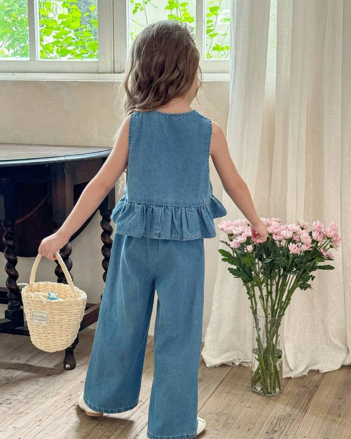 Conjunto pantalón de jeans con blusa de jeans detalle de volados