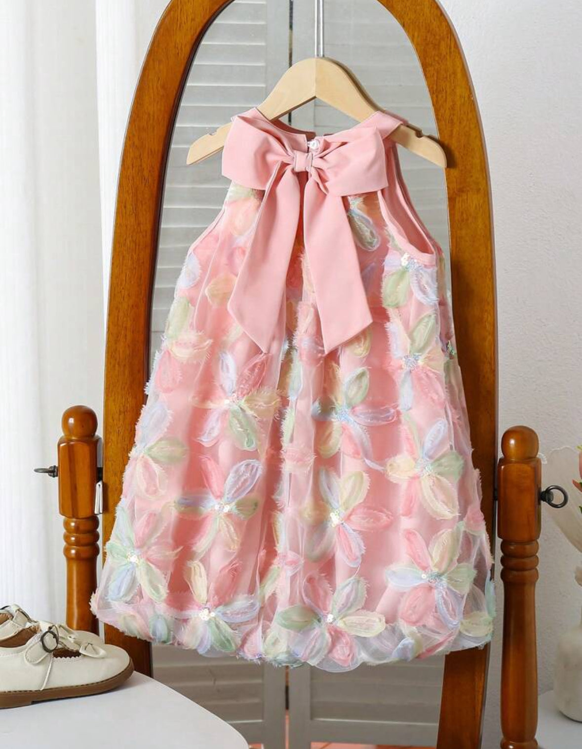 Vestido casual rosa con flores coloridos 3 D y detalle de moño en la espalda
