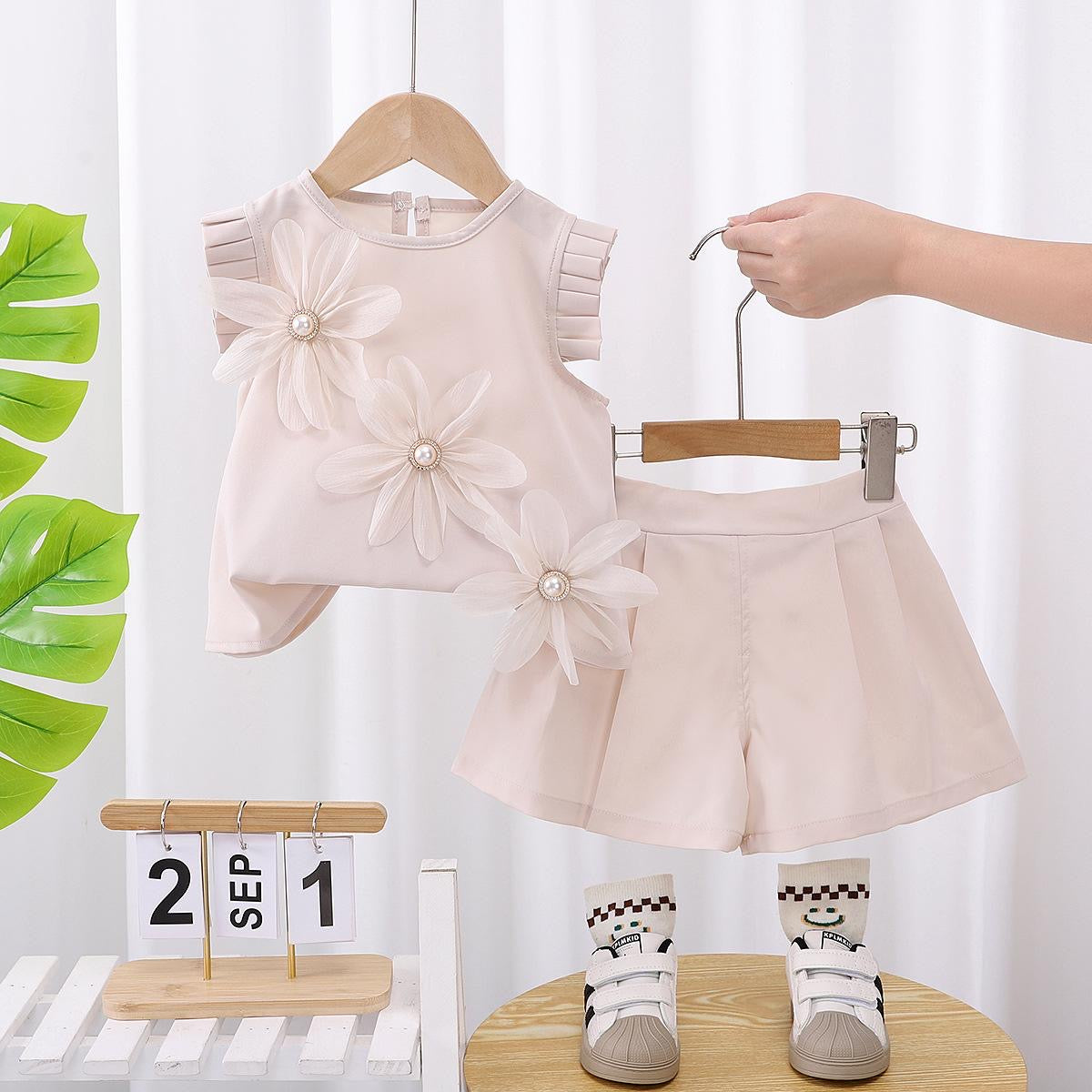 Conjunto short con blusa beige claro detalle de tableado y flores en 3D