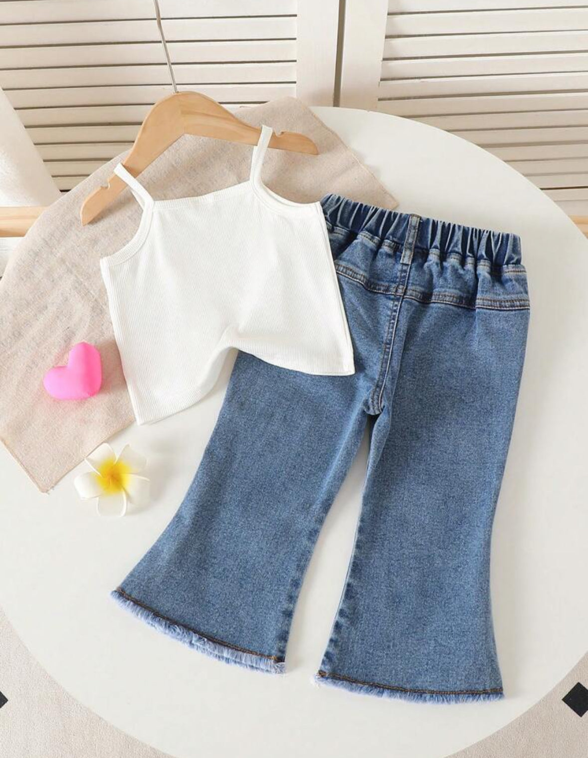 Conjunto pantalón jeans más camisilla blanca con flores