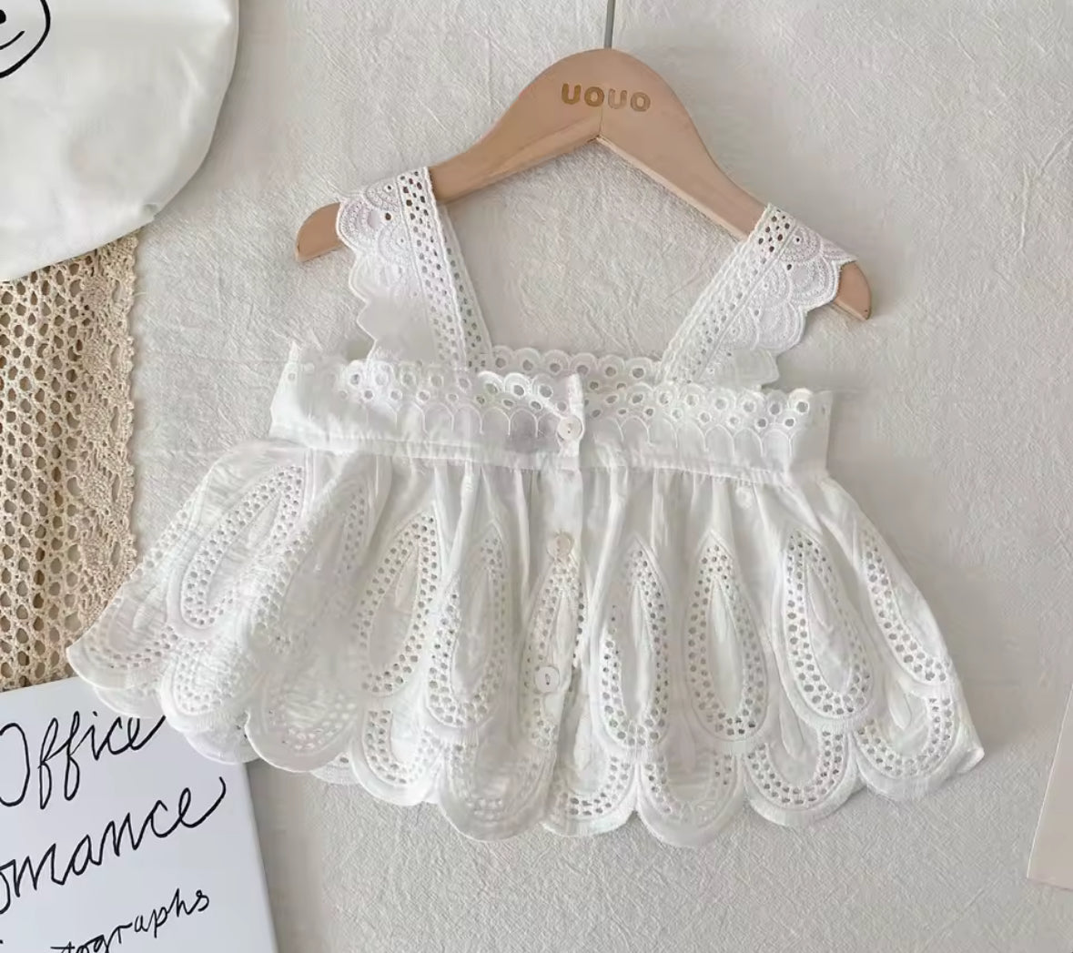 Short pollera con blusa blanca