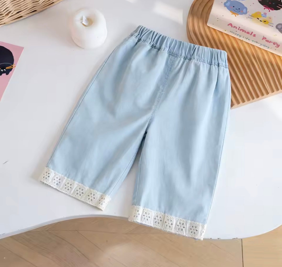 Conjunto pantalón estilo capri con blusa de jeans detalle de hellokitty y bolado de broderie