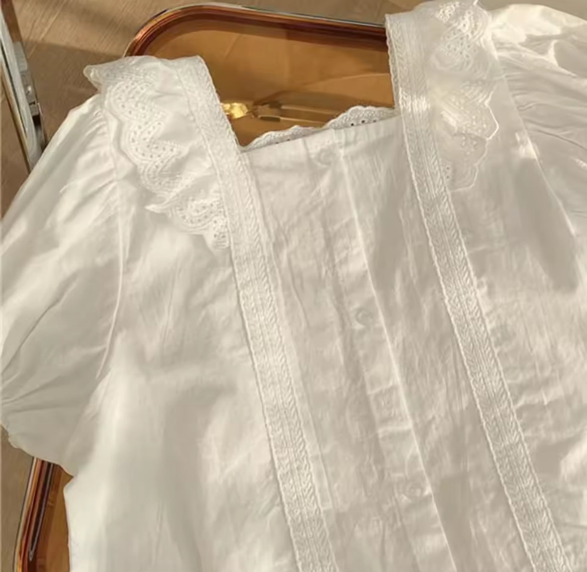 Short pollera de jeans con blusa blanca detalles de botones en la espalda