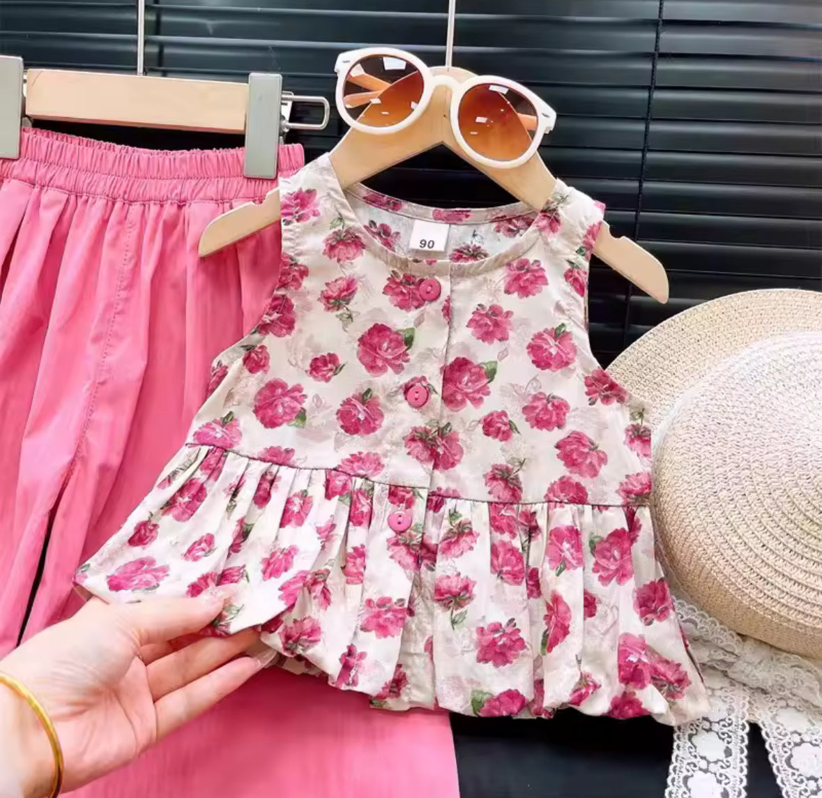 Conjunto palazo con blusa floreada rosa