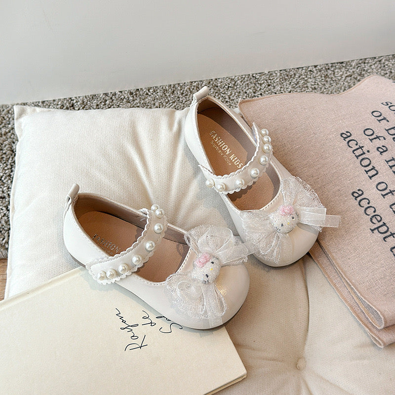 Zapato Blanco detalle de hello Kitty y perlas