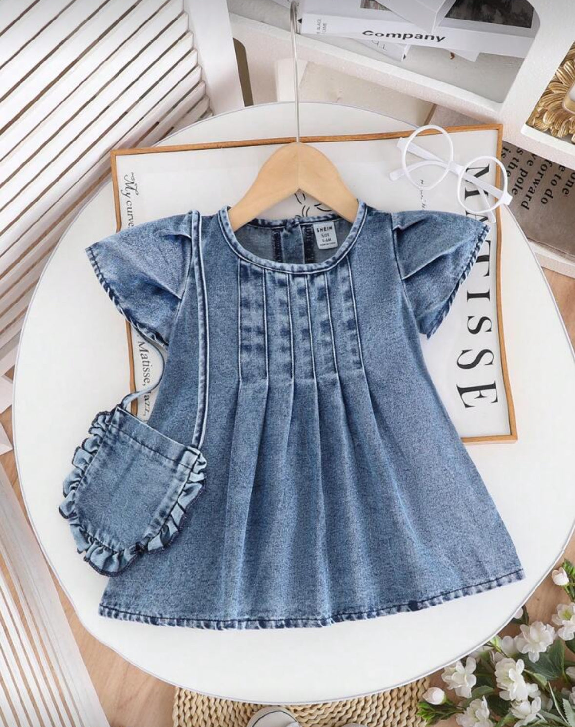 Vestido de jeans con cartera plisado en la parte de en frente