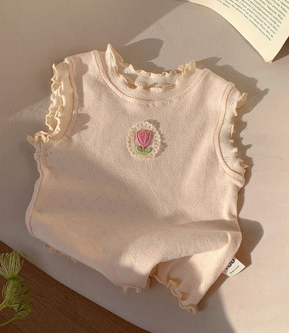 Remera sin manga beige con detalle de flor en el pecho