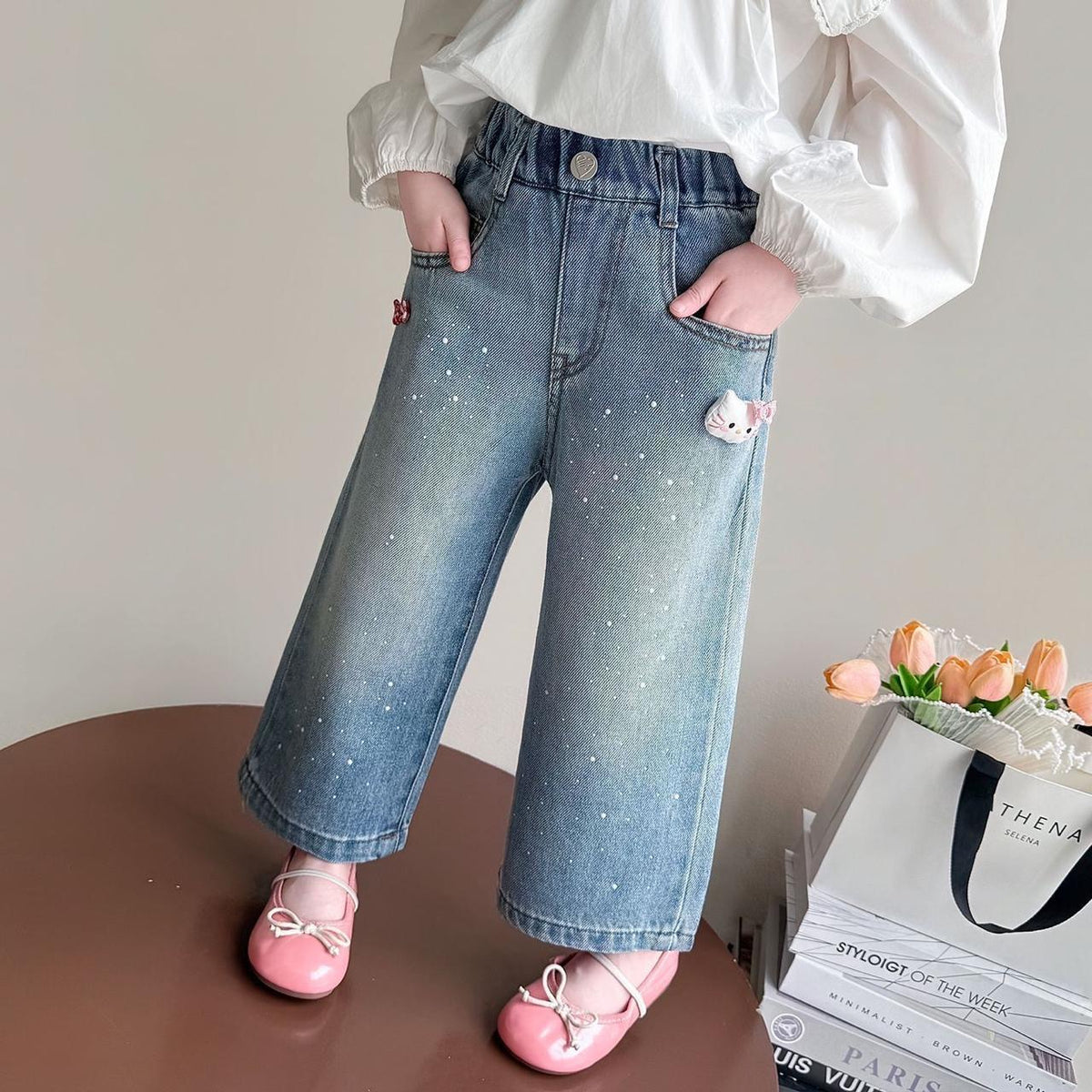 Pantalón de jeans azul con detalle de hello Kitty