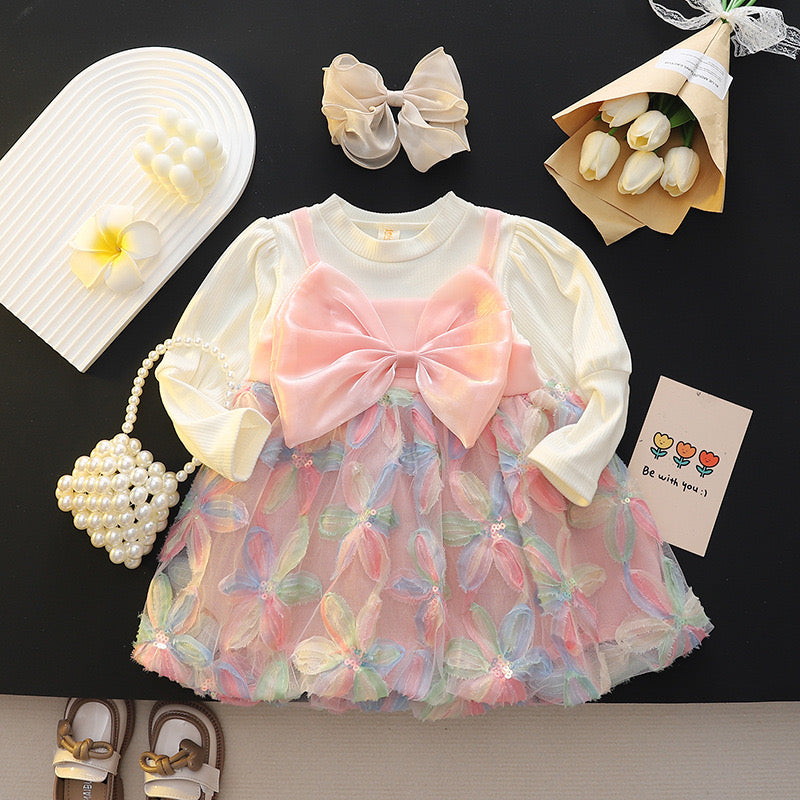 Vestido mangas largas con detalle de moño en el pecho y falda con flores coloridas