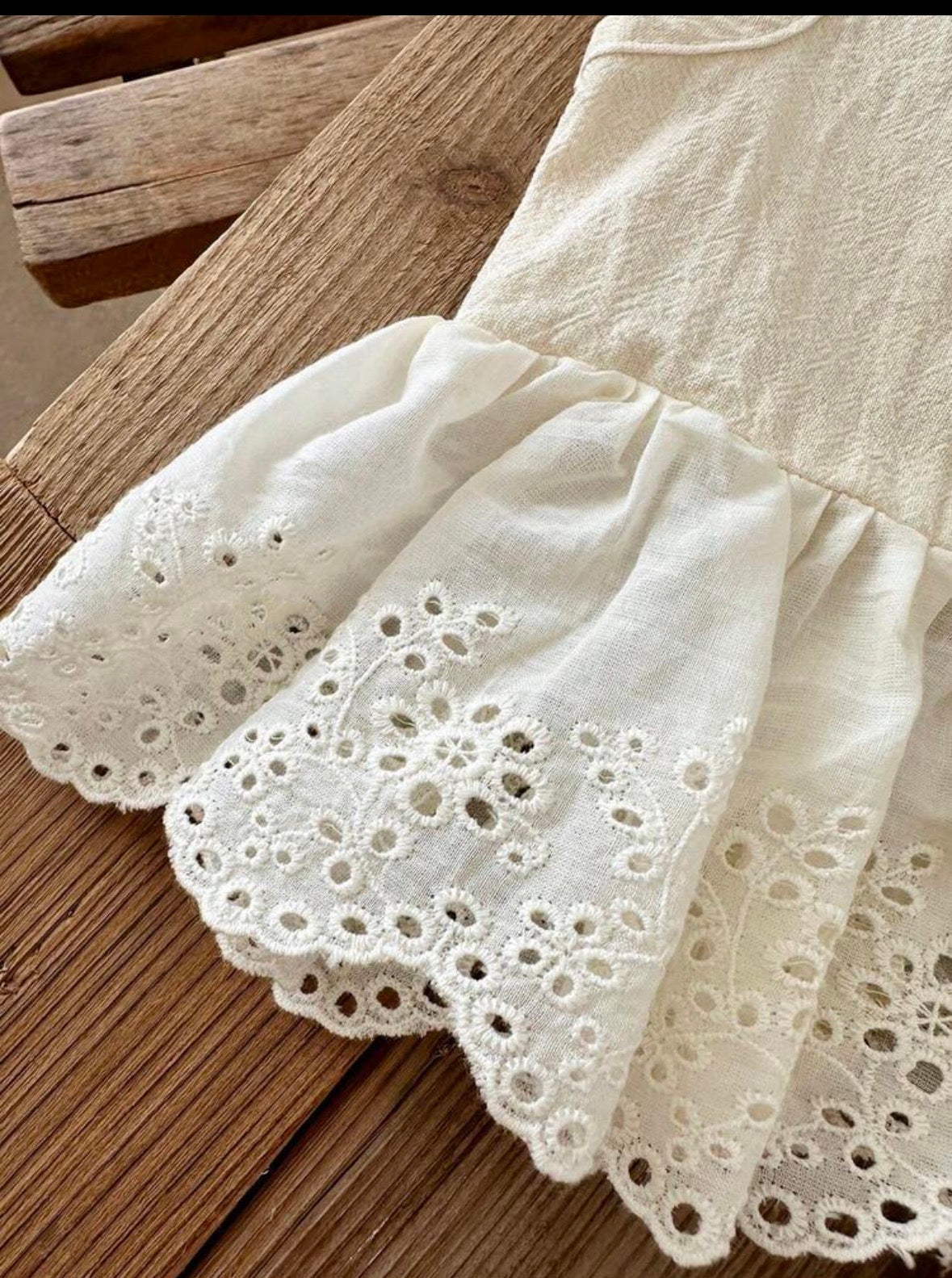 Conjunto pantalón marrón con blusa beige sin manga detalle de moños