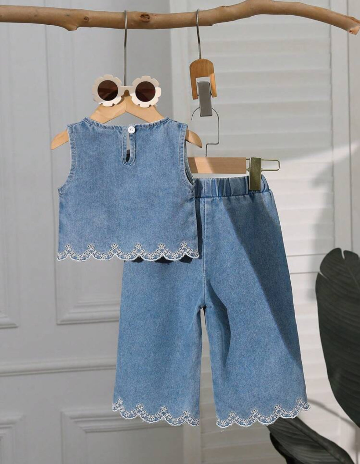 Conjunto pantalón de jeans con blusa azul detalles bordado