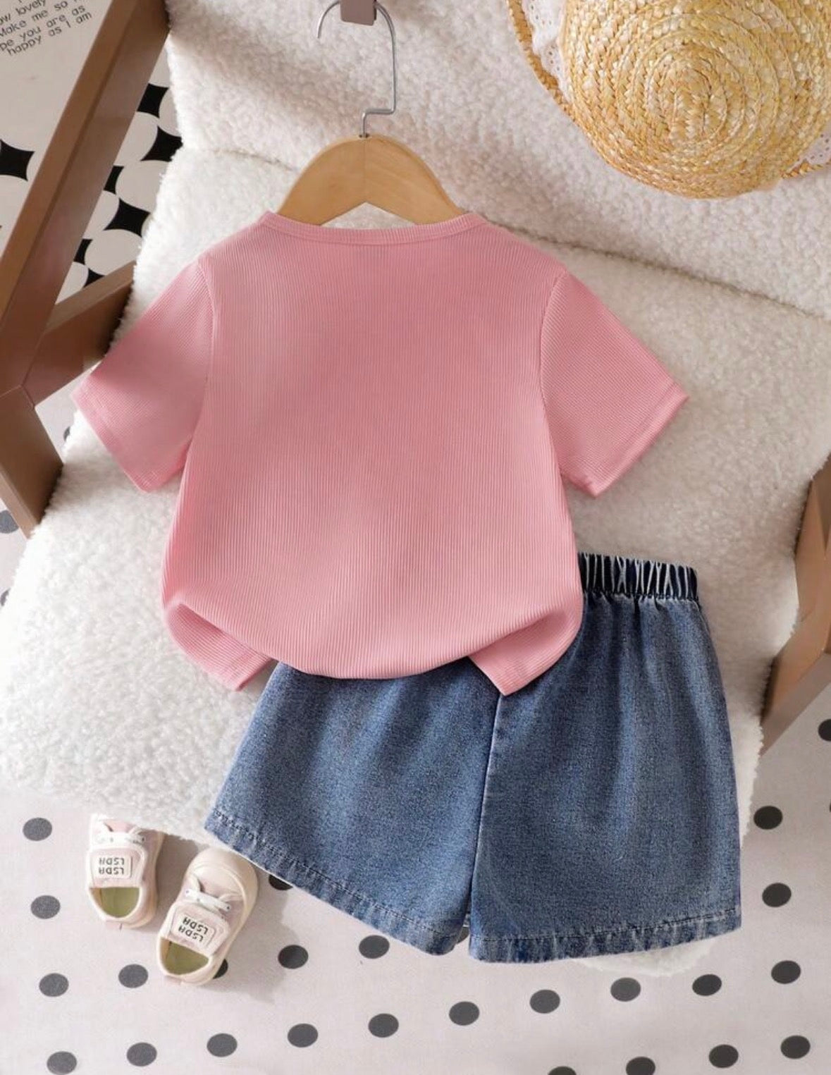 Conjunto short pollera de jeans con remera rosa detalles de corazones