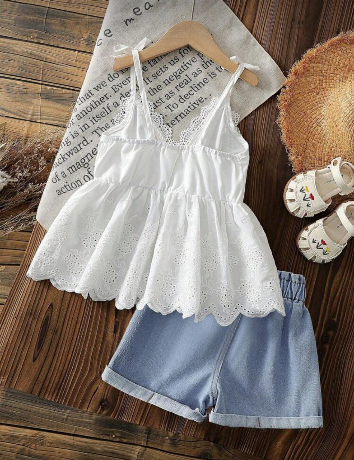 Conjunto short de jeans y blusa blanca de broderie