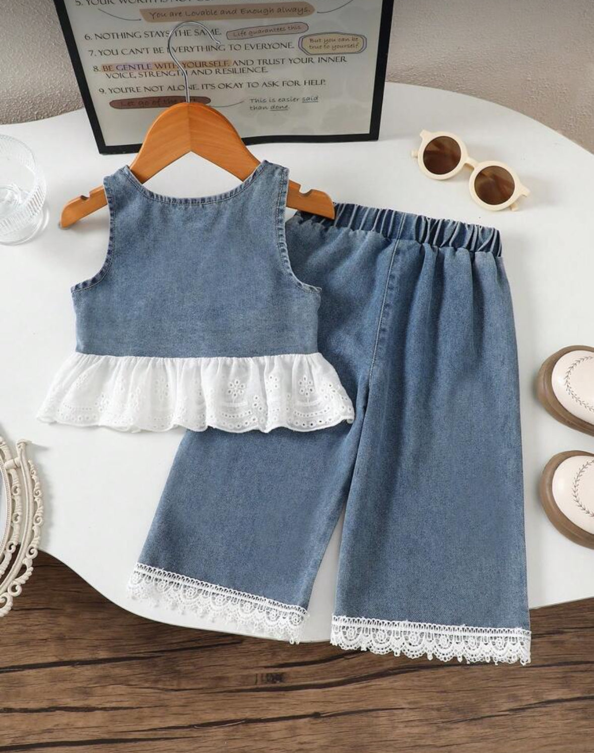 Conjunto pantalón bocín blusa de jeans , detalles de broderie para bebés de 1a3 años