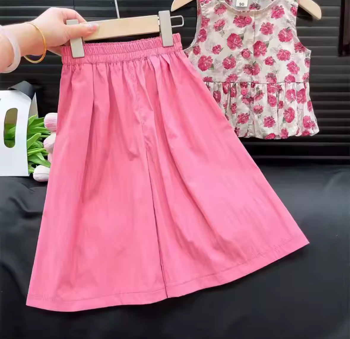 Conjunto palazo con blusa floreada rosa