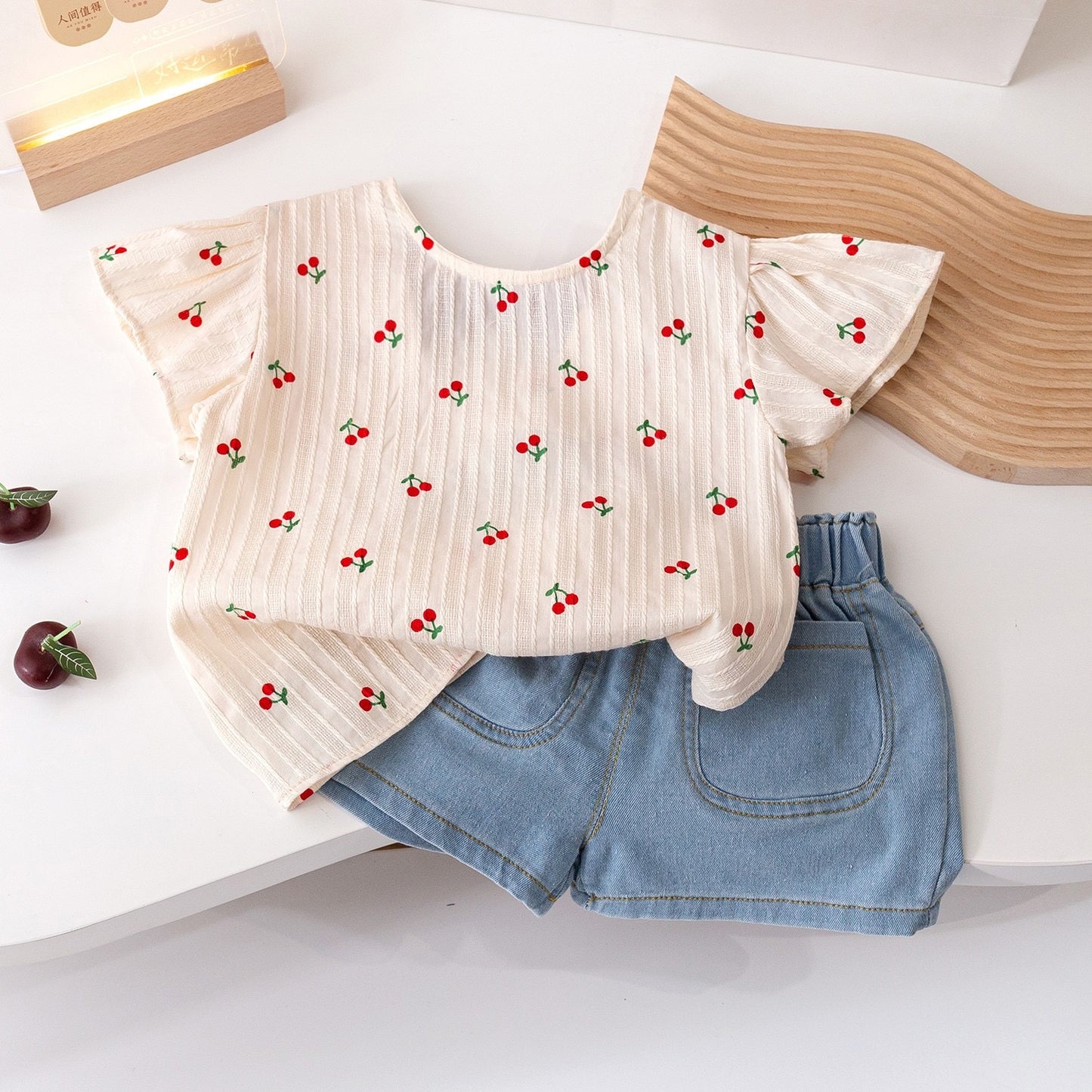 Conjunto short de jeans con remera diseño de cerezas