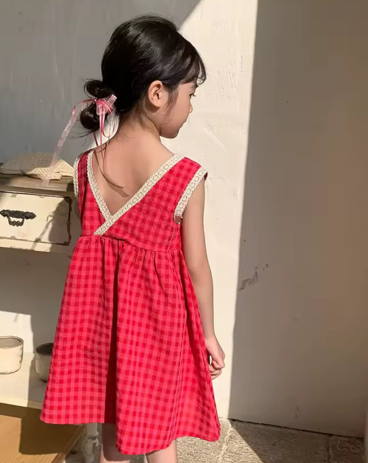 Vestido rojo a cuadros con detalles en vuelo y espalda cruzada