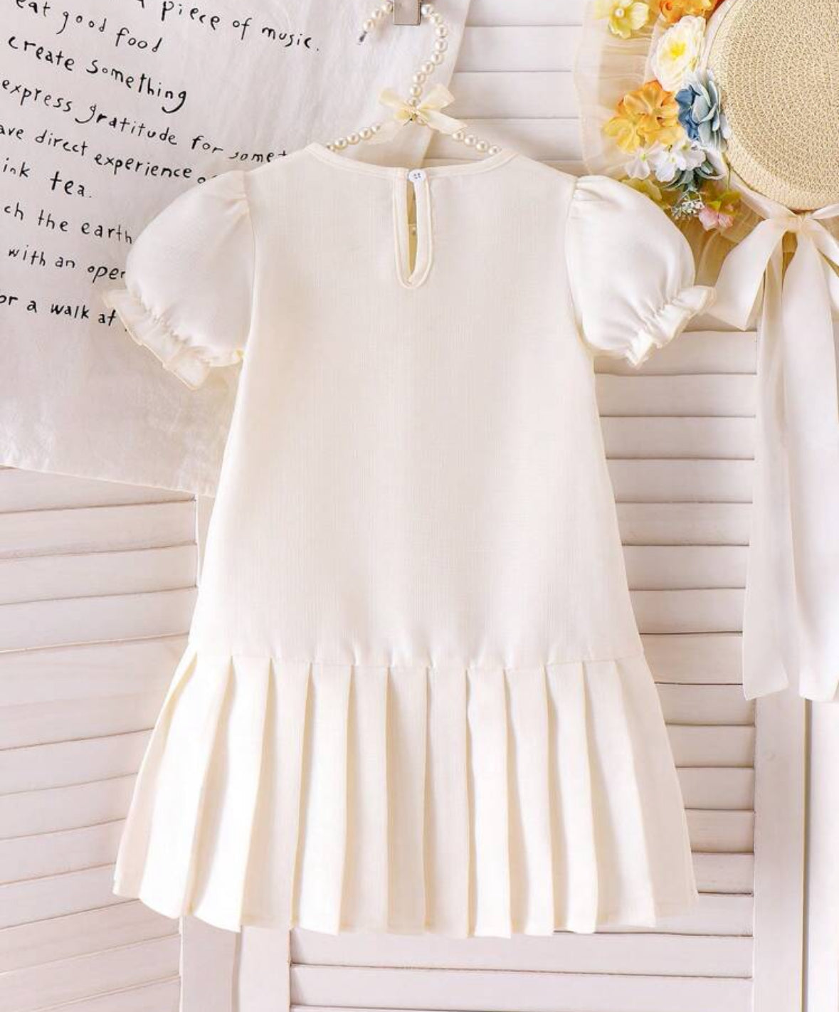 Vestido beige mangas cortas , con falda tableada