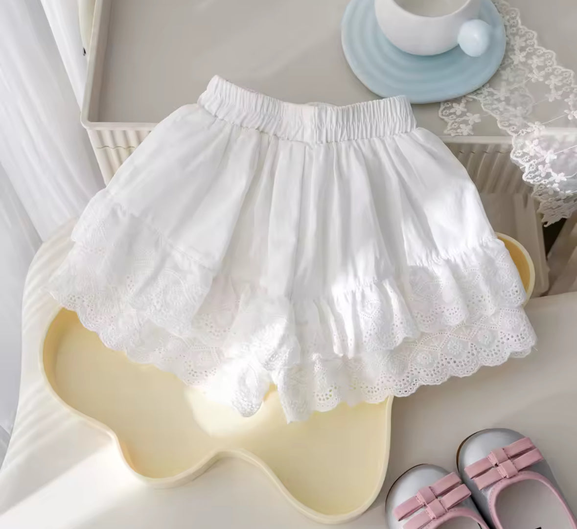 Conjunto short blanco con remera celeste